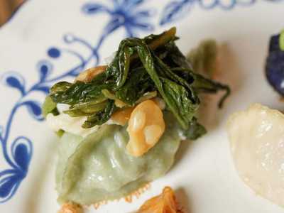 Senza dimenticare i must della cucina barese, come le cime di rapa e i taralli sbriciolati, serviti per� assieme alla pasta cinese